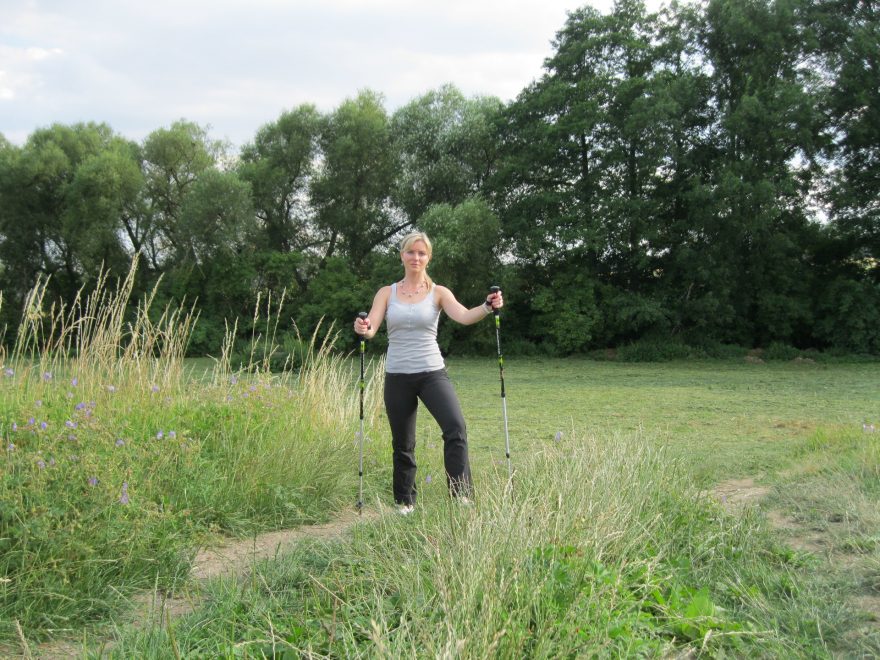 Na procházce přírodou obstály kalhoty Salomon WAYFARER PANT W jak ve vysoké trávě, tak v křovinách.