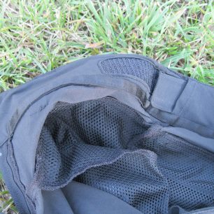 Pas si u dámských kalhot Salomon WAYFARER PANT W můžete na obou stranách nastavit díky suchému zipu.