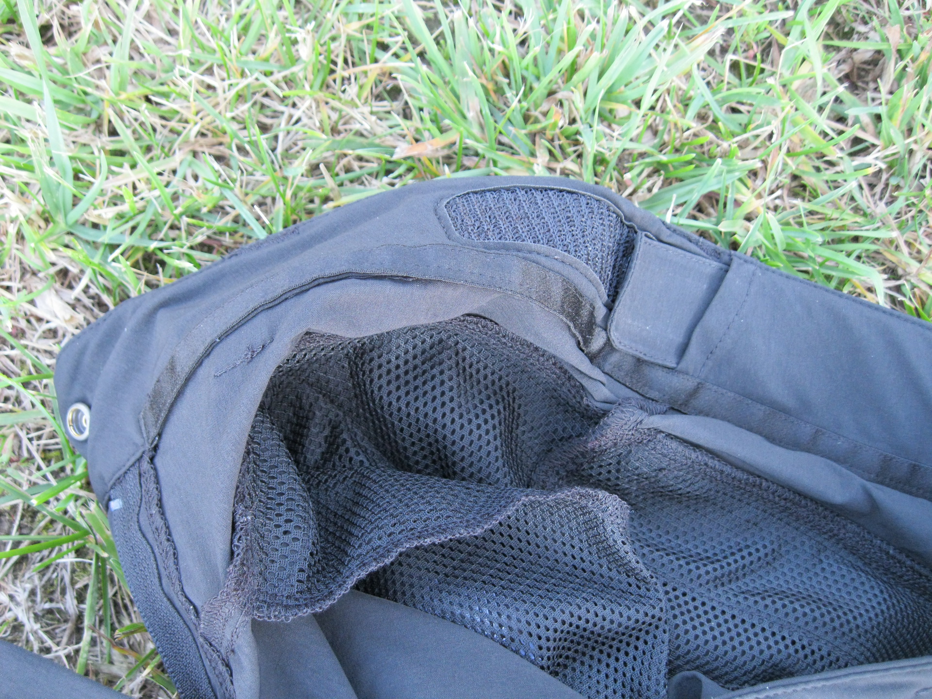 Pas si u dámských kalhot Salomon WAYFARER PANT W můžete na obou stranách nastavit díky suchému zipu.