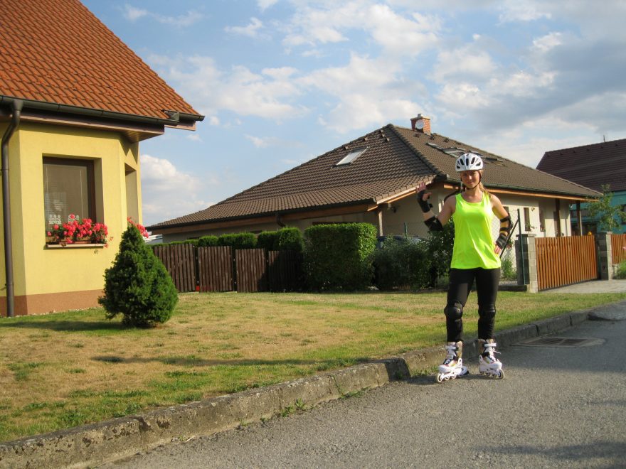 Při jízdě na kolečkových bruslích oceníte tenkost materiálu.