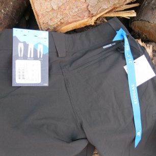 Visačky a zřetelné označení velikosti u dámských kalhot Salomon WAYFARER PANT W.