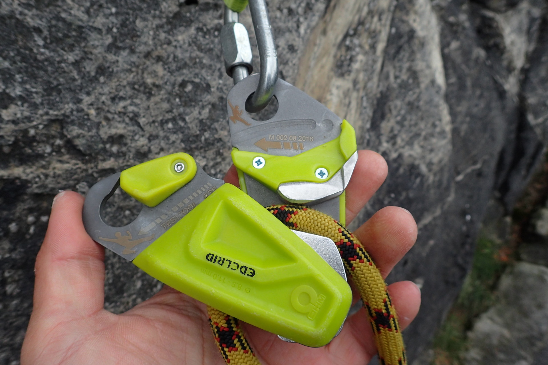 Zajištění lana otočnou bočnicí v Edelrid OHM.