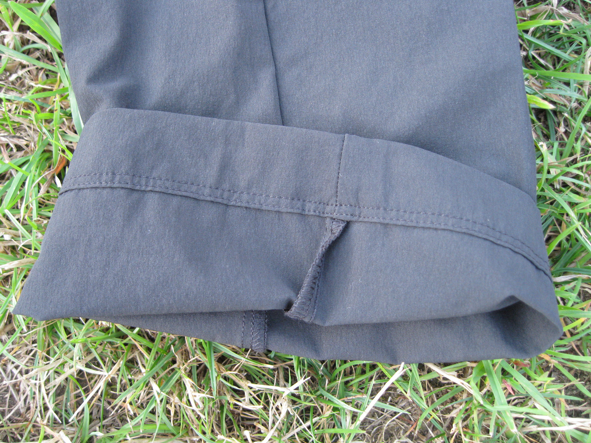 Zakončení kalhot Salomon WAYFARER PANT W a švy, které neškrábou.