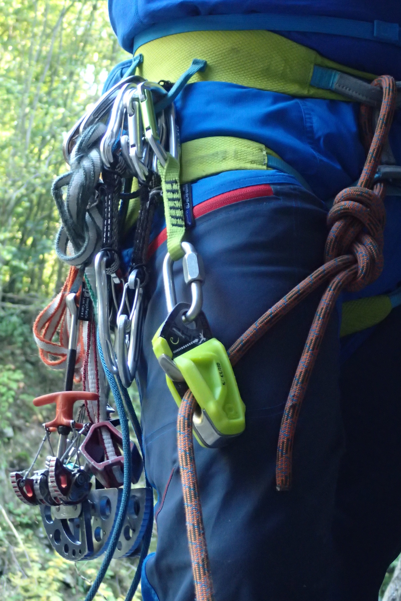 Zřetelně založené lano podle šipek na těle Edelrid OHM.