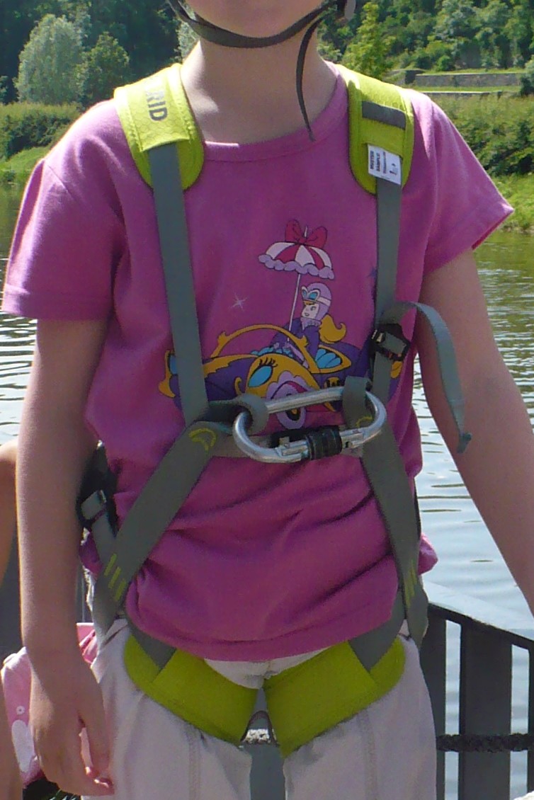 Edelrid Fraggle Zajištění předního zachycovacího bodu pomocí šroubovací karabiny 2.