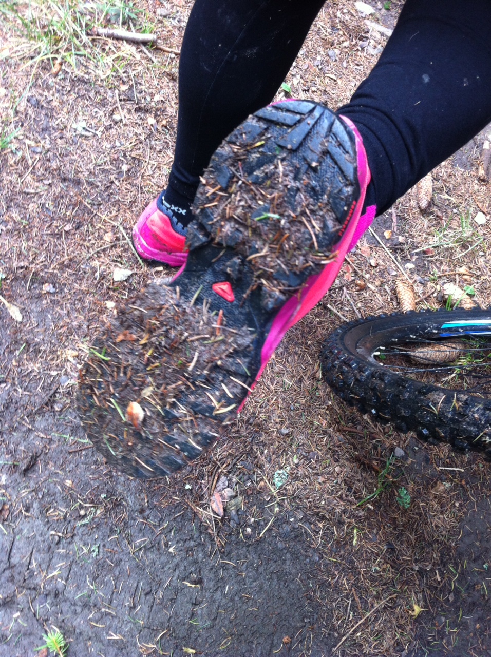 Pogumovaná špička chrání prsty proti nakopnutí.