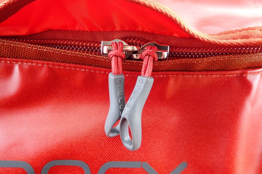 Dostatečně velká táhla na jezdcích zipů tašky OSPREY Transporter.