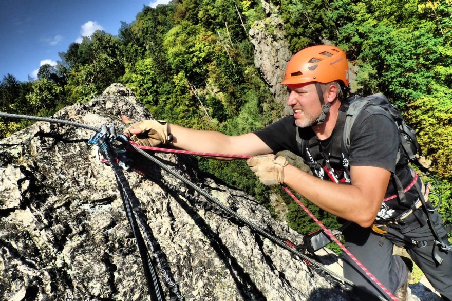 Vršek převyšuje na  okolím