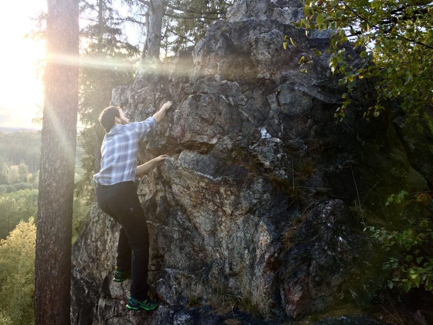 Když se natáhnete po chytu, košile Marmot Jasper se natáhne s vámi z kalhot.