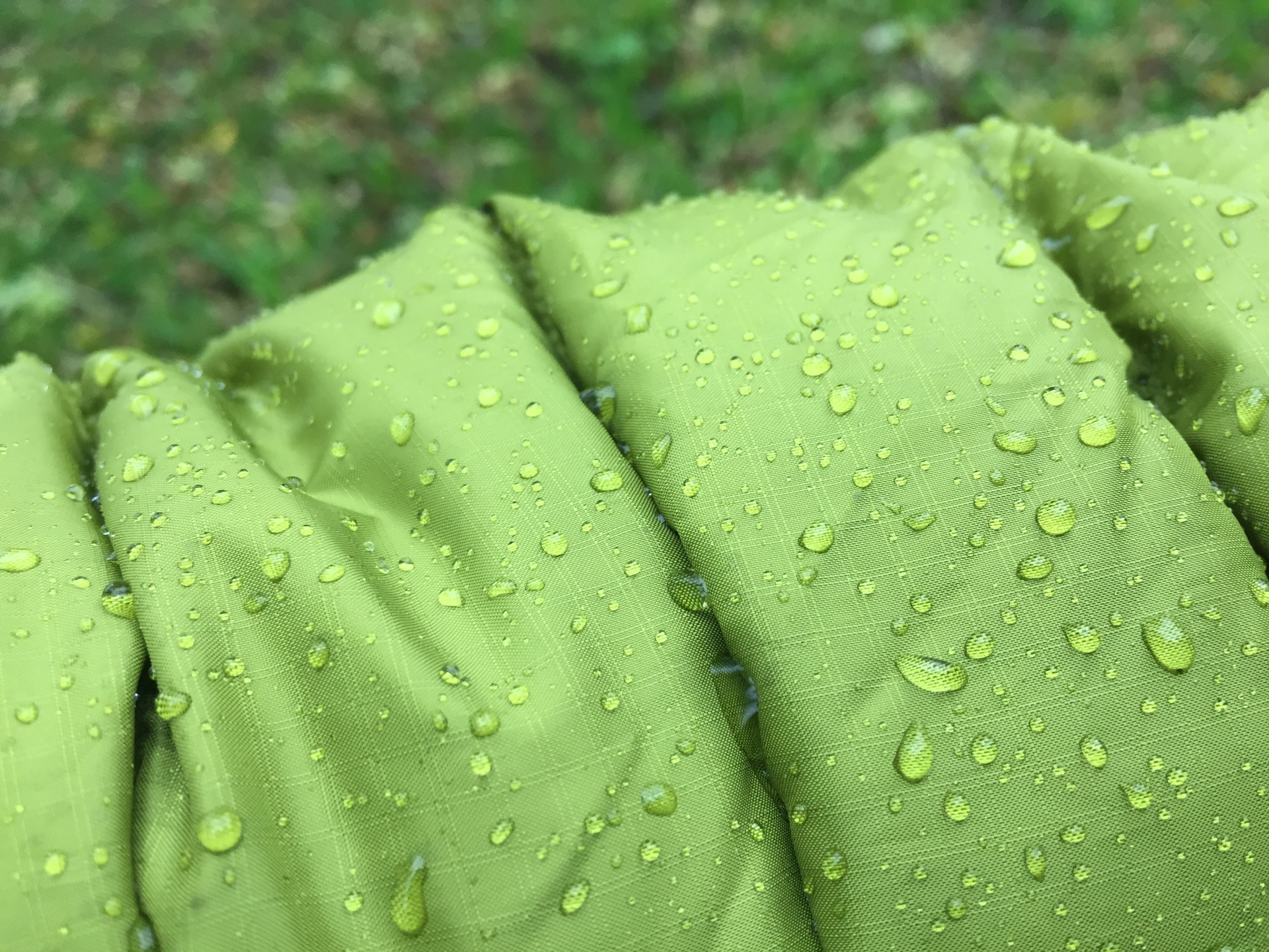 Skvěle fungující DWR úprava vnější látky bundy Marmot Tullus.