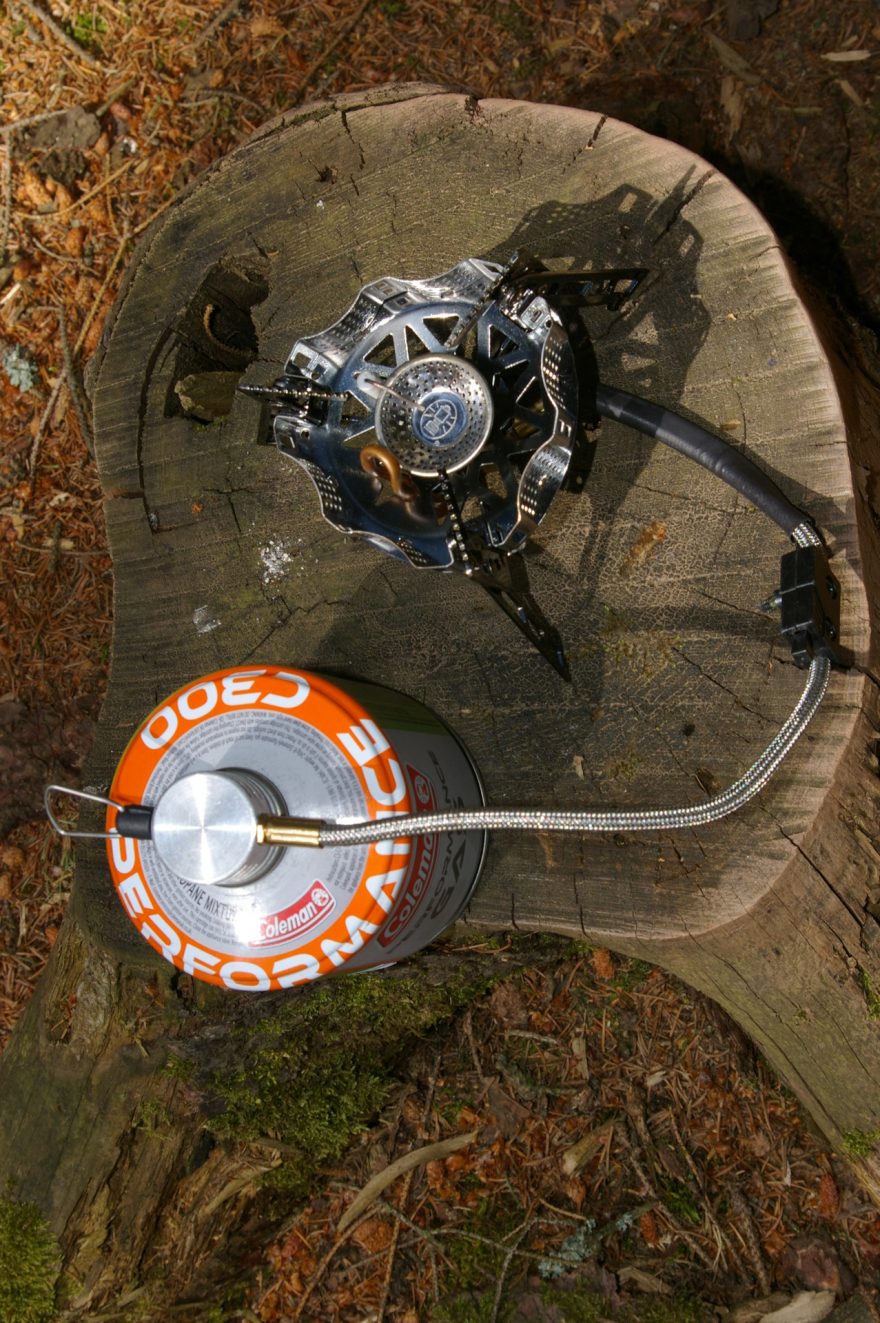 Kartuše s plynem je připojena a vařič lze zapálit.