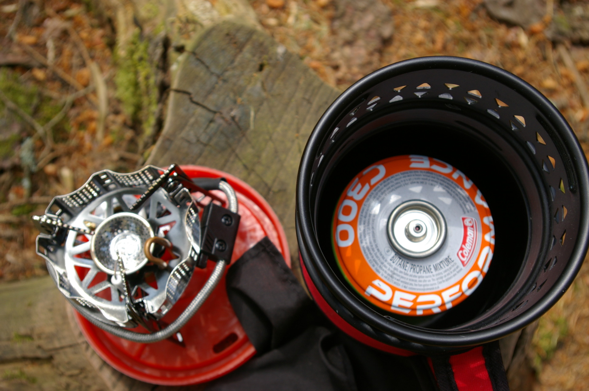 Kartuše s plynem uložená pod vařičem.