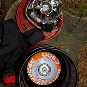 Vyjmutý vařič a kartuše ještě v nádobě.