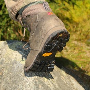 Boty Garmont jsou použitelné do většiny terénů, při pohybu na skalách je však kožený povrch jejich svršku náchylný na odření.