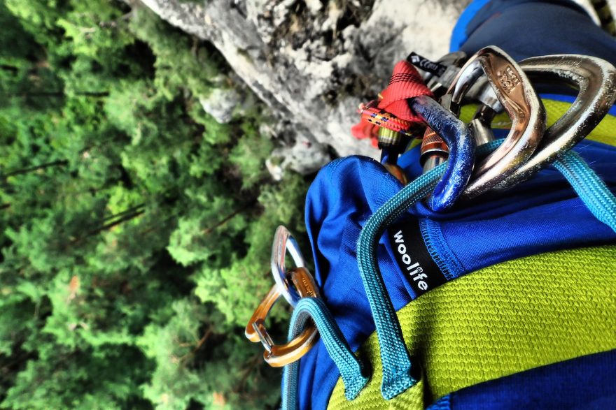 Triko WOOLIFE, modré, 140 g/m2 a testování na skalách a při lezení.