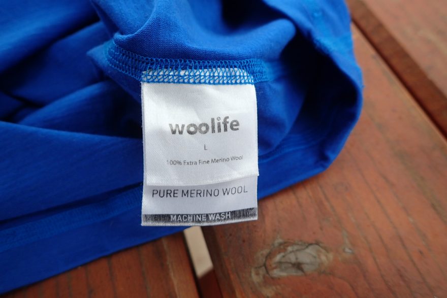 Vnitřní etiketa WOOLIFE včetně velikosti a složení.