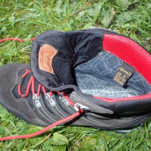 Detail přišitého jazyku AKU Alterra GTX až na horní okraj boty a kožená etiketa Vyrobeno v Rumunsku.