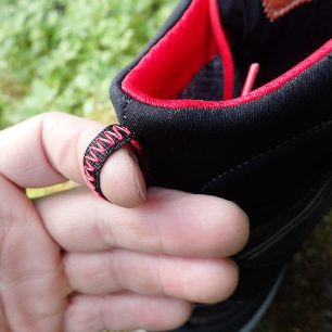 Do zadního poutka AKU Alterra GTX se vejde maximálně jeden prst.