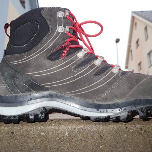 Krásné odvalování podrážky AKU Alterra GTX na patě i pod špičkou.