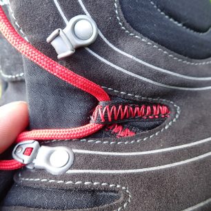 Místo klasického háčku má pohorka AKU Alterra GTX toto textilní poutko, které rozděluje utažení mezi nárt a kotník.