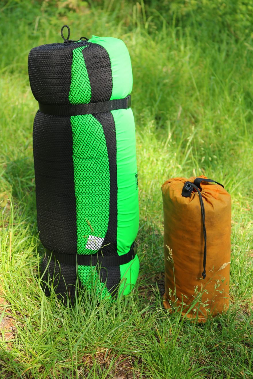 Oproti klasické nafukovací karimatce má Laura L1, vyrobená z rouna karpatských ovcí větší tepelný odpor - tedy více a lépe izoluje od chladné země.