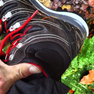 Příjemný, dobře doléhajicí, ale přesto měkký okraj boty AKU Alterra GTX.