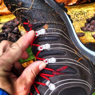 Řada tří kladek na šněrování AKU Alterra GTX.