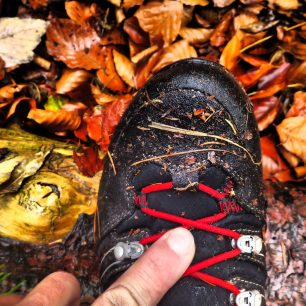 Šikmé vedení šněrování na AKU Alterra GTX.