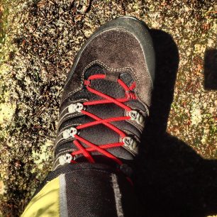 Varianta AKU Alterra GTX s červenými tkaničkami. V balení jsou přiložené ještě šedé. Můžete si vybrat.