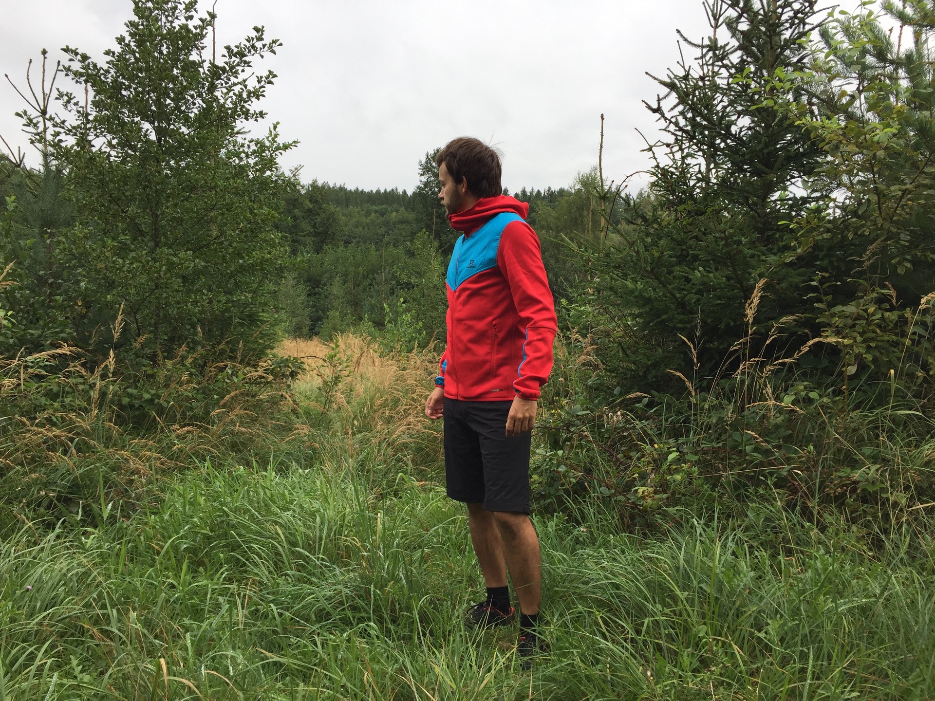 V této barvě Salomon X Alp Mid Hoodie se v lese neschováte.