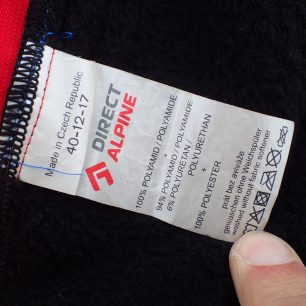 Detail vnitřní etikety Direct Alpine Alpha Jacket.