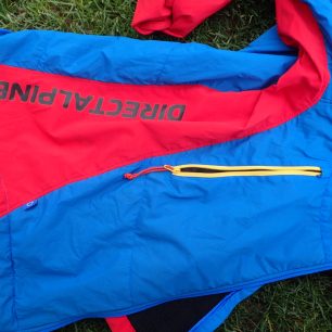 Dvě kapsy jsou poměrně vysoko a nevadí jim ani oblečený sedák.