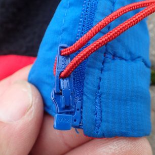 Hlavní spirálový YKK zip na Direct Alpine Alpha Jacket.