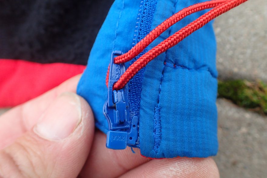 Hlavní spirálový YKK zip na Direct Alpine Alpha Jacket.