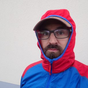 Kapuce bundy Direct Alpine Alpha Jacket je bez jakéhokoliv stahování.