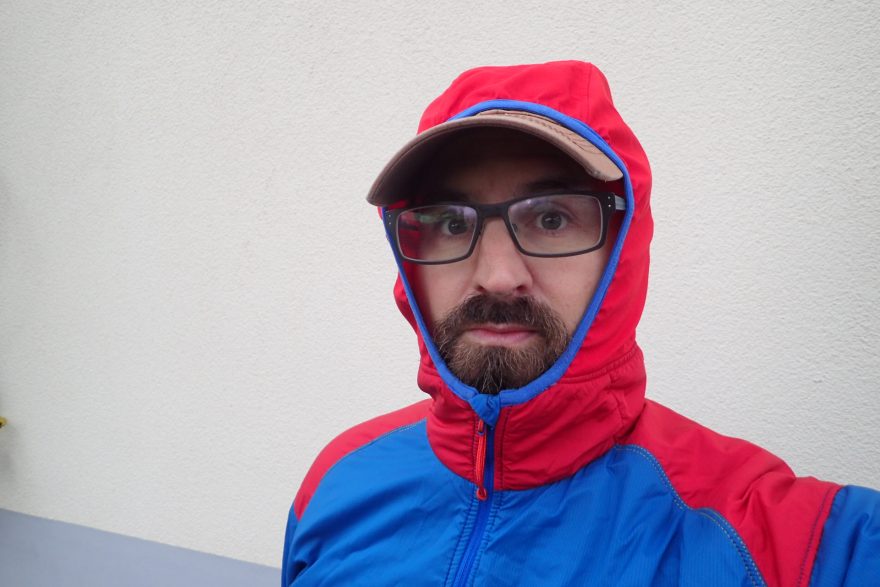 Kapuce bundy Direct Alpine Alpha Jacket je bez jakéhokoliv stahování.