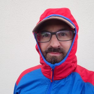 Límec na Direct Alpine Alpha Jacket chrání i krk.