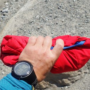 Tolik místa vám DIRECT ALPINE Alpha jkt zabere v batohu zabalený do kapuce.