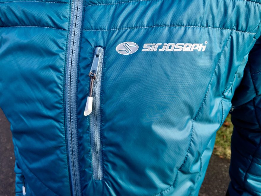 Hrudní kapsa u bundy Sir Joseph Spike Hooded není zateplená.