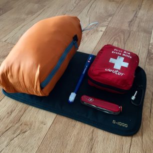 Vybavení na víkend (bunda Sir Joseph Spike Hooded, kartáček, lékárna a nůž).