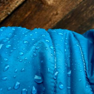 I v pořádném dešti se kapičky drží na povrchu bundy Sir Joseph Spike Hooded.
