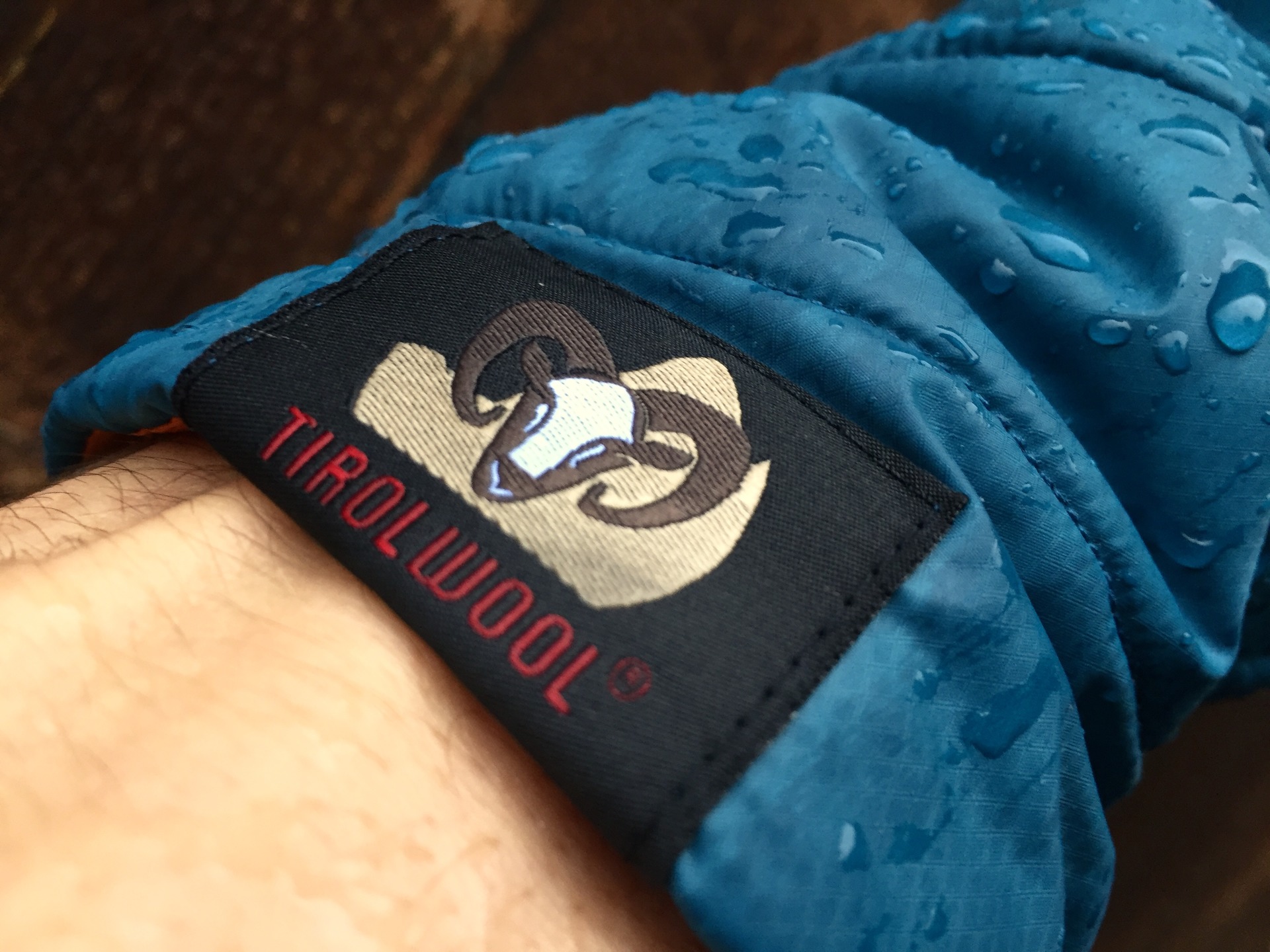 Po cca 20 minutách se voda do bundy Sir Joseph Spike Hooded postupně začíná vpíjet.