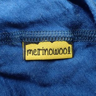 Lícová stran vnější tkané etikety SENSOR Merino Air označuje materiál Merino Wool.