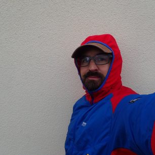 Přiléhavá kapuce pod helmu u bundy Direct Alpine Alpha Jacket.