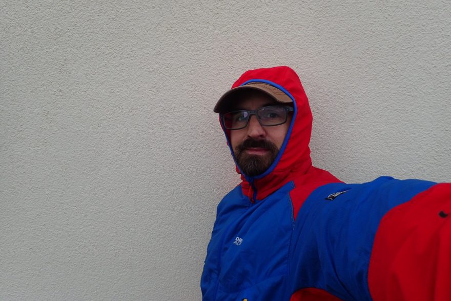 Přiléhavá kapuce pod helmu u bundy Direct Alpine Alpha Jacket.