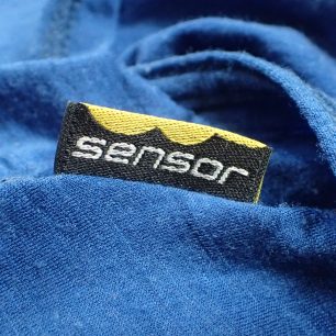Rubová strana etikety trika SENSOR Merino Air s výrobcem.