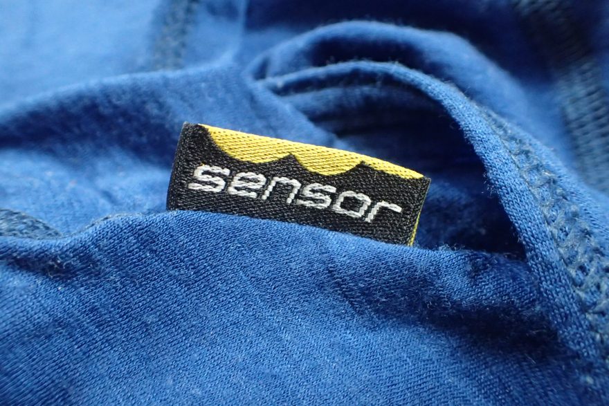 Rubová strana etikety trika SENSOR Merino Air s výrobcem.