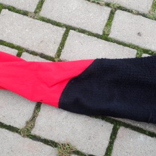 Rukáv bundy Direct Alpine Alpha Jacket na ruby tak, aby byl vidět, až kam sahá izolační materiál Polartec Alpha.