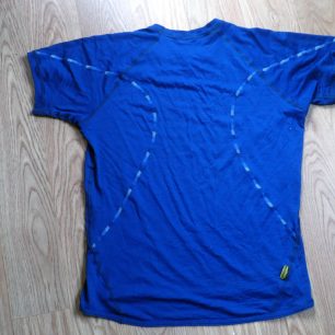 Výrazné šití na zadním díle trika SENSOR Merino Air včetně vnější etikety Merino Wool.