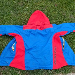 Záda bundy Direct Alpine Alpha Jacket.